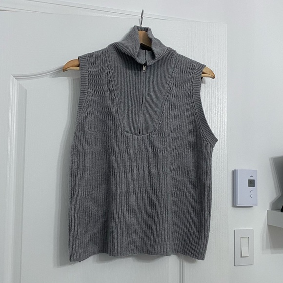 3/30$🤍 ARDENE | Grey knit sleeveless half zip sweater - Picture 2 of 7